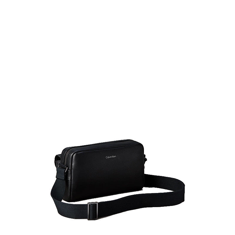 CALVIN KLEIN Sac caméra à bandoulière emblématique en saffiano