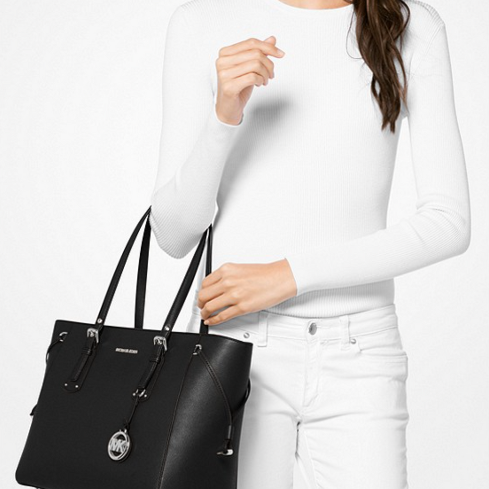 
                      
                        MICHAEL KORS Sac à main Voyager de taille moyenne en cuir grainé argent
                      
                    