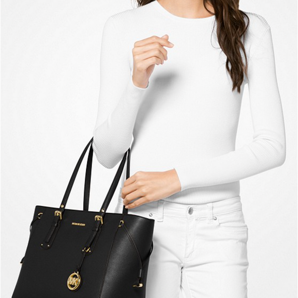 
                      
                        MICHAEL KORS Sac à main Voyager de taille moyenne en cuir grainé doré
                      
                    