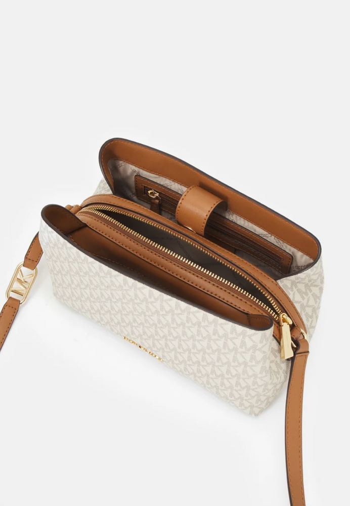 
                      
                        MICHAEL KORS Sac besace Kensington cuir grainé vanilla/acorn
                      
                    