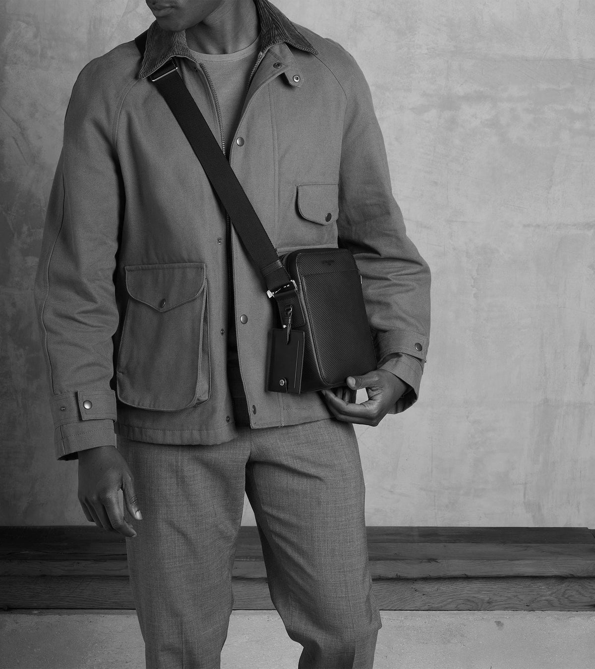 Noir - LE TANNEUR Petite sacoche zippée Emile en cuir signature T