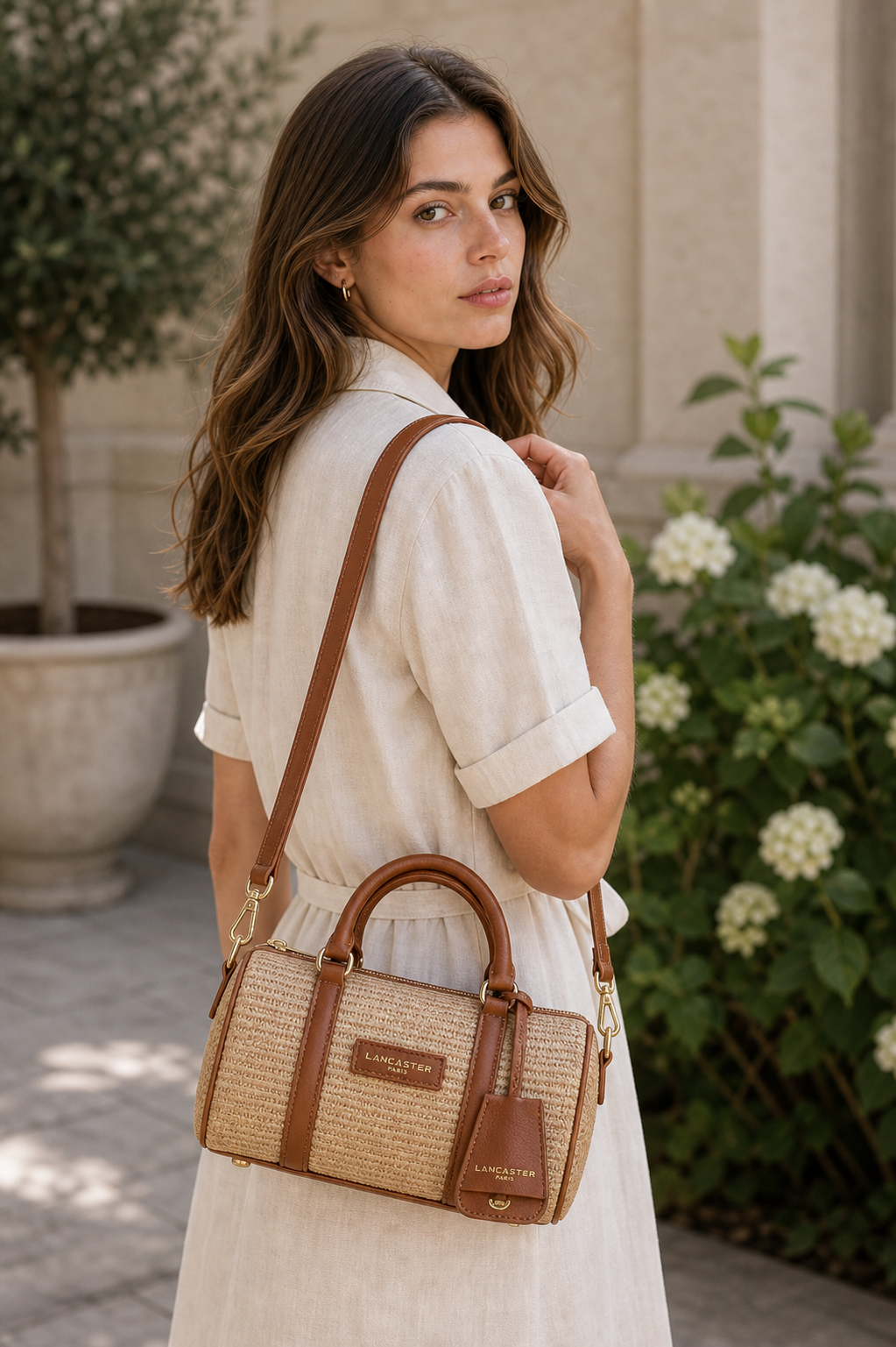 LANCASTER Sac polochon Mini Osier - 518-072-COGNAC - porté mannequin