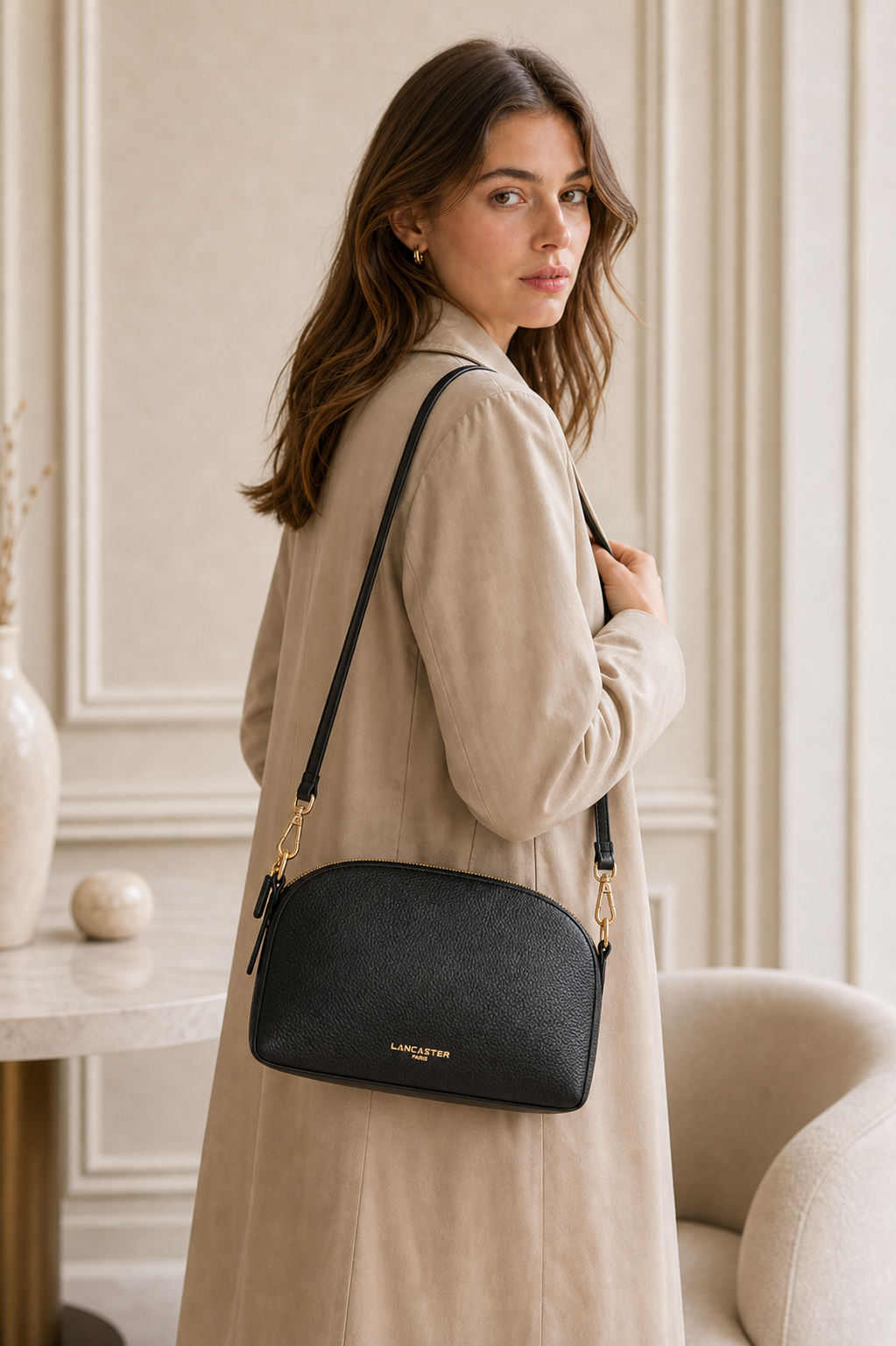 LANCASTER Petit sac demi lune Sierra Jia - 538-005-NOIR - porté mannequin